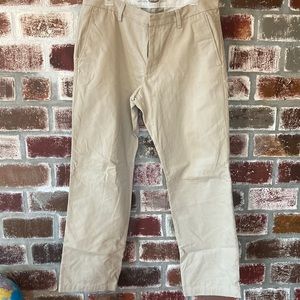 OLD NAVY Classic Straight Khakis 34x32